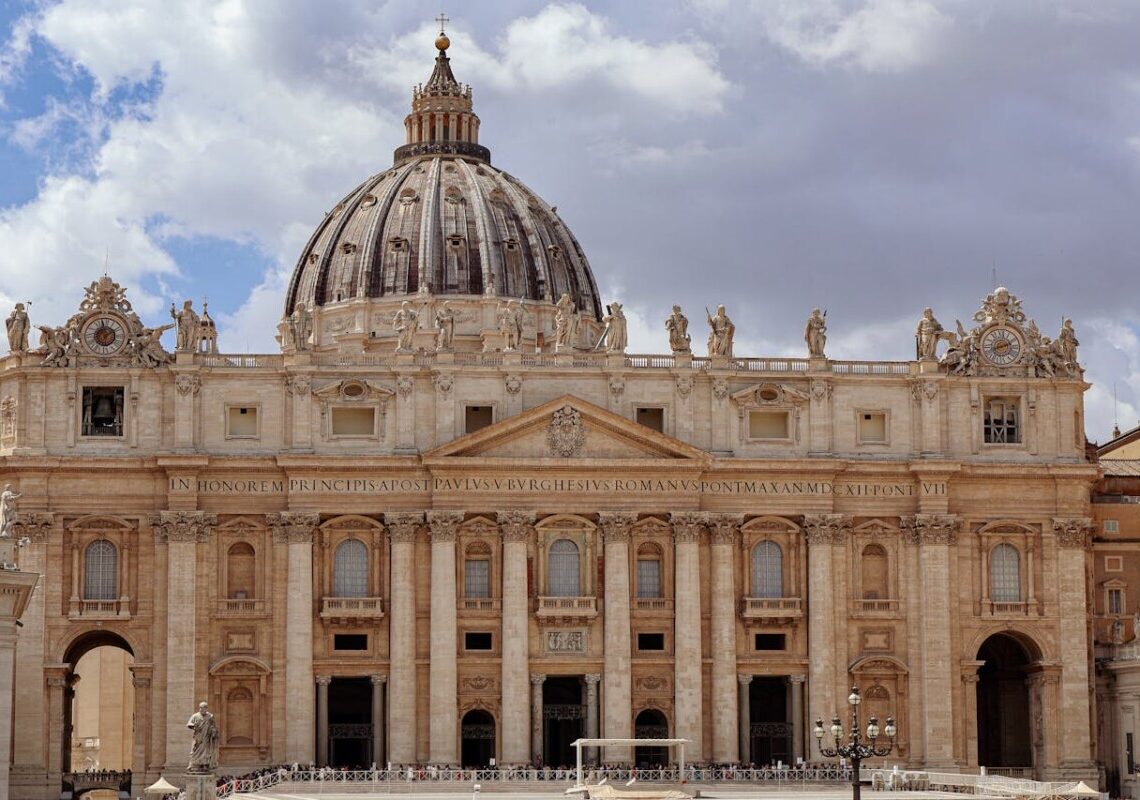 Il Vaticano si prepara al Conclave: installato il comignolo sulla Cappella Sistina