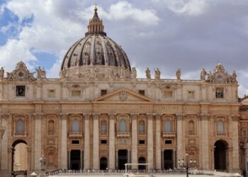 Il Vaticano si prepara al Conclave: installato il comignolo sulla Cappella Sistina