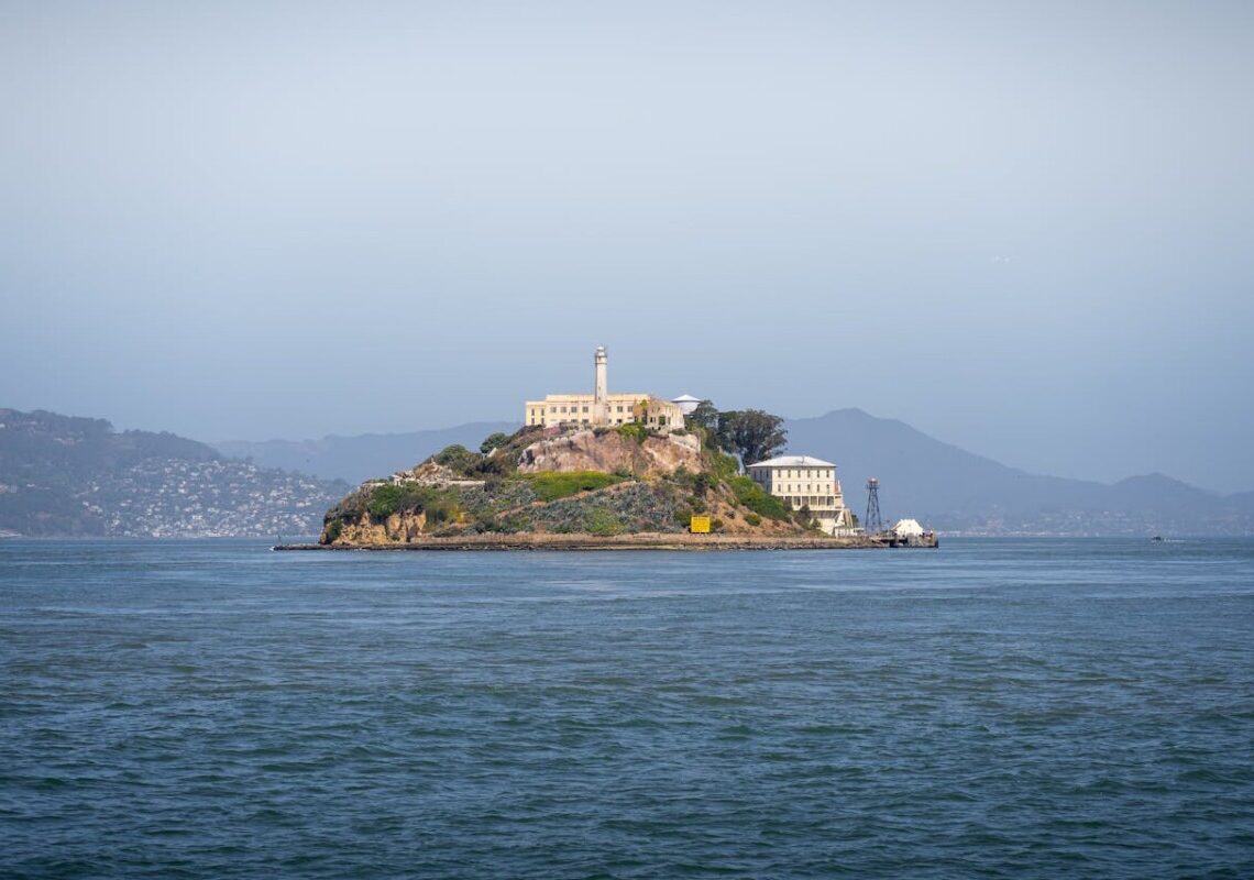 Trump annuncia la riapertura di Alcatraz: “Ospiterà i criminali più violenti”