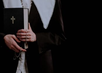 Fuga clamorosa dal convento: suore abbandonano la clausura dopo gravi accuse