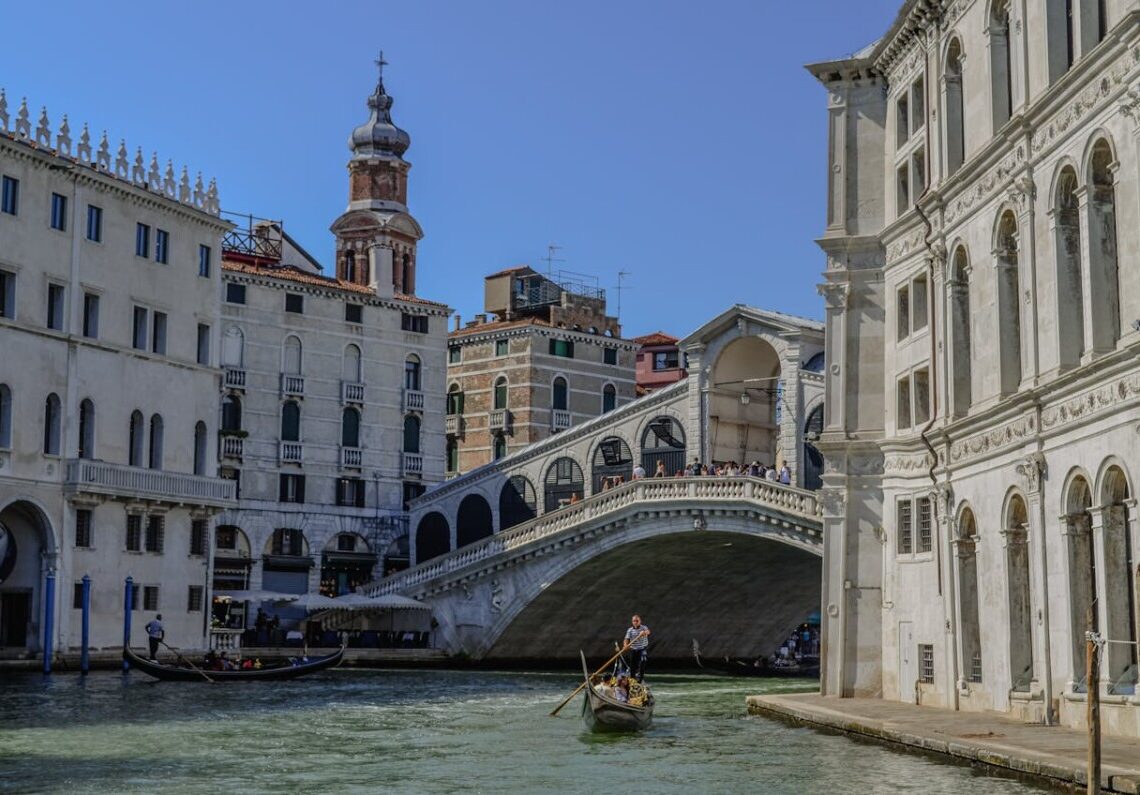 Selfie pericoloso a Venezia: turisti fanno ribaltare una gondola sotto il ponte di Rialto