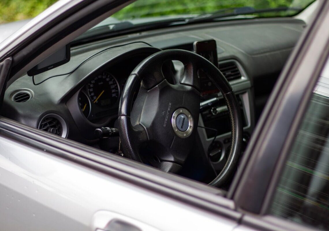 Attenzione! Lasciare il finestrino aperto ora ti costa fino a 173 euro. Lo dice il Codice della Strada