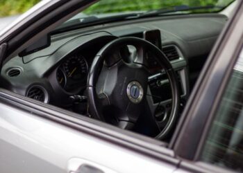 Attenzione! Lasciare il finestrino aperto ora ti costa fino a 173 euro. Lo dice il Codice della Strada