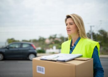 Multe false consegnate da finti postini: allarme truffa, ecco come difendersi