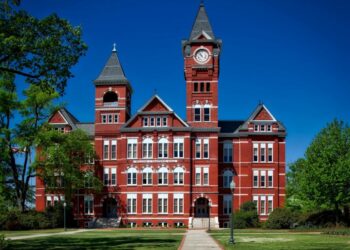 Trump contro Harvard: stop agli studenti internazionali, l’ateneo insorge