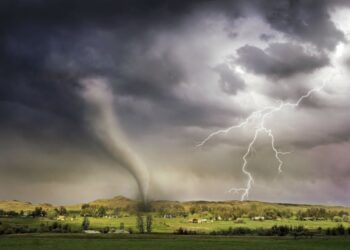 Il bilancio è tragico, e peggiora: la furia dei tornado non dà tregua agli USA