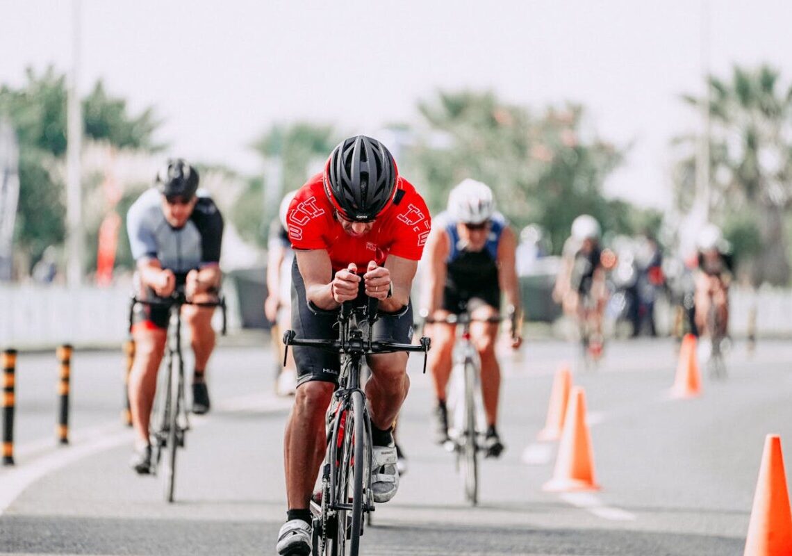 Paura al Giro d’Italia: uomo con un tubo taglia la strada ai ciclisti, ecco cosa è successo