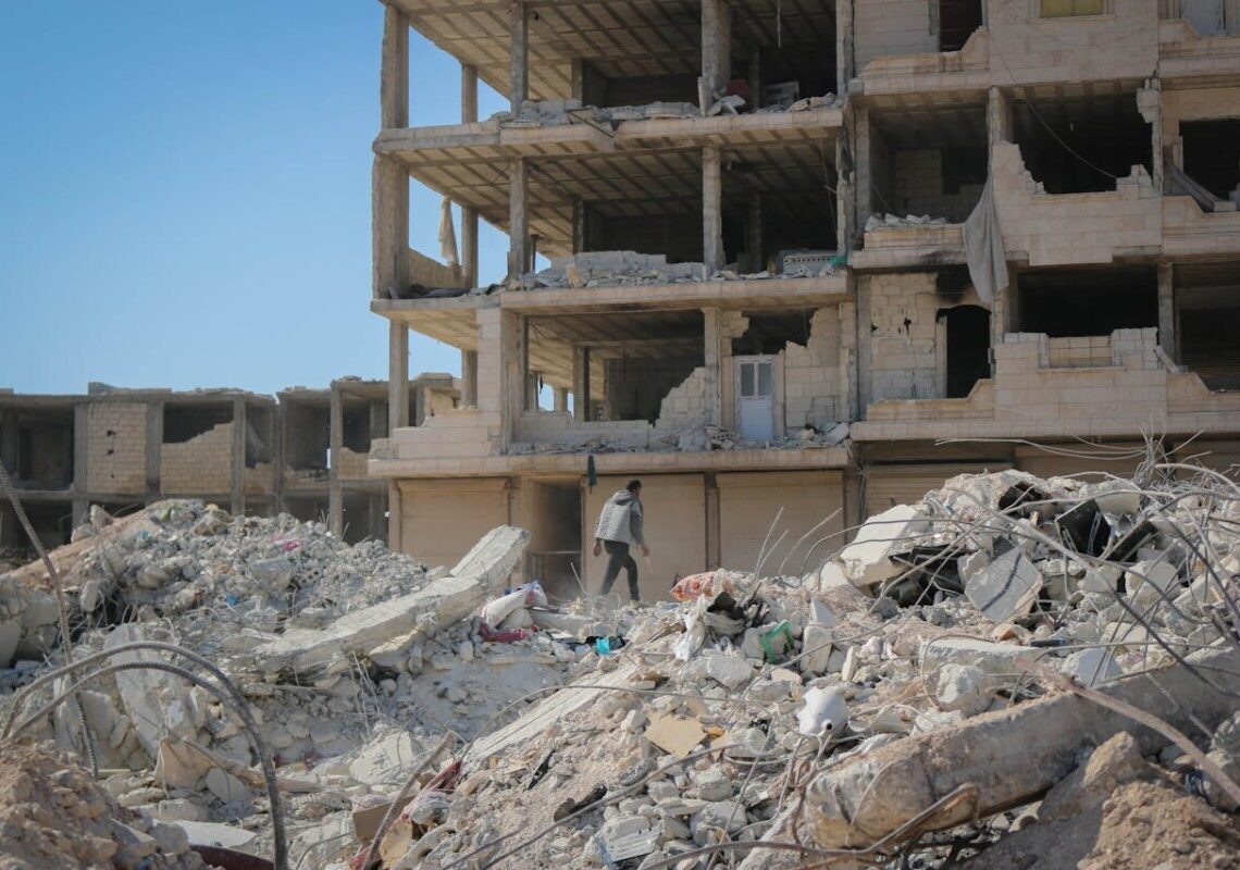 Attacco iraniano contro Israele, devastazione a Tel Aviv e nel centro del Paese: colpiti grattacieli e civili