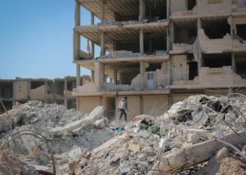 Attacco iraniano contro Israele, devastazione a Tel Aviv e nel centro del Paese: colpiti grattacieli e civili