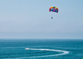 Attacco di panico in volo: modella si sgancia dal paracadute e muore davanti a tutti