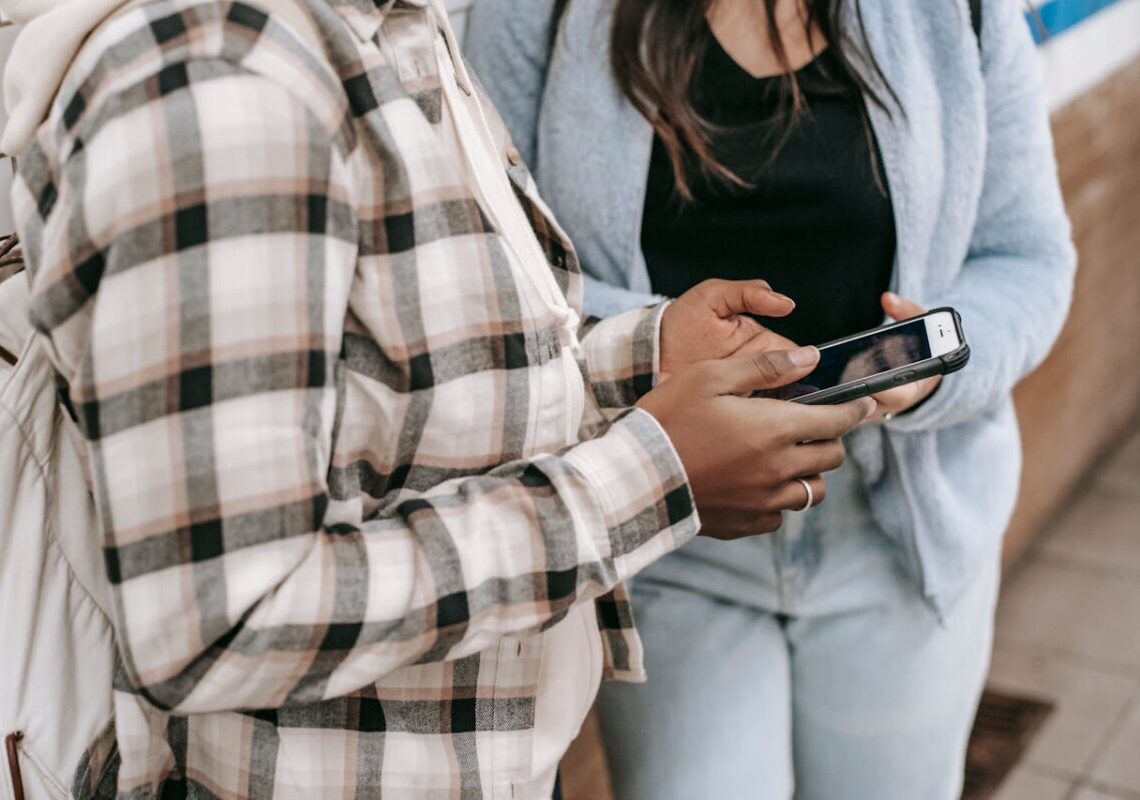 Scuola, stop agli smartphone anche alle superiori: Valditara firma la circolare