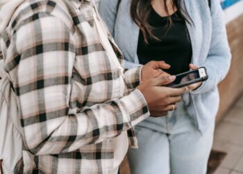 Scuola, stop agli smartphone anche alle superiori: Valditara firma la circolare