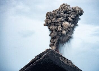 Etna, eruzione esplosiva e crollo del cratere: nube alta chilometri e colata piroclastica in pochi secondi
