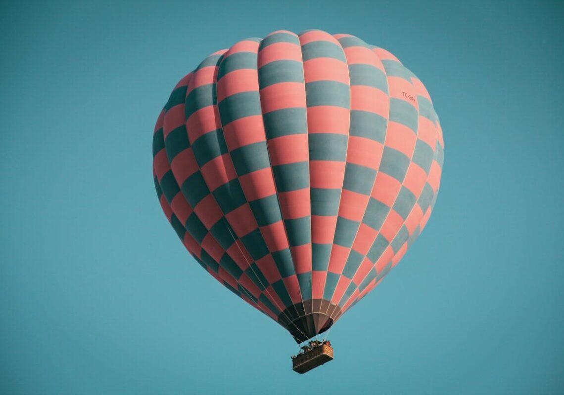 Mongolfiera si incendia e precipita: i passeggeri si lanciano nel vuoto per salvarsi