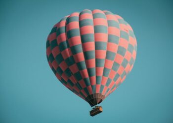 Mongolfiera si incendia e precipita: i passeggeri si lanciano nel vuoto per salvarsi