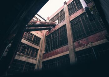 Tragedia a Bergamo: ragazzina di 14 anni trovata morta in una fabbrica abbandonata