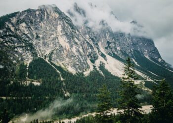 Frana in Cadore, colata di fango e massi invade la statale per Cortina: famiglie bloccate in casa