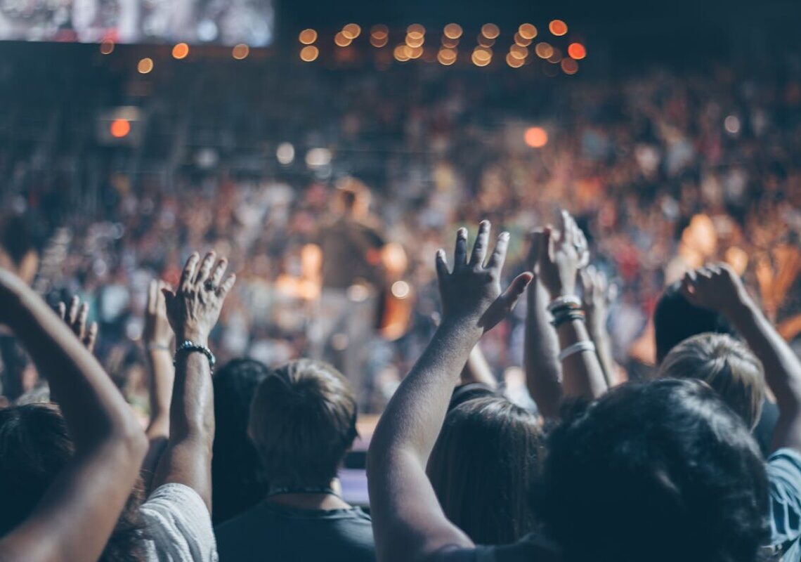 Malore improvviso durante il live: il cantante si accascia durante l’esibizione, portato via in ambulanza