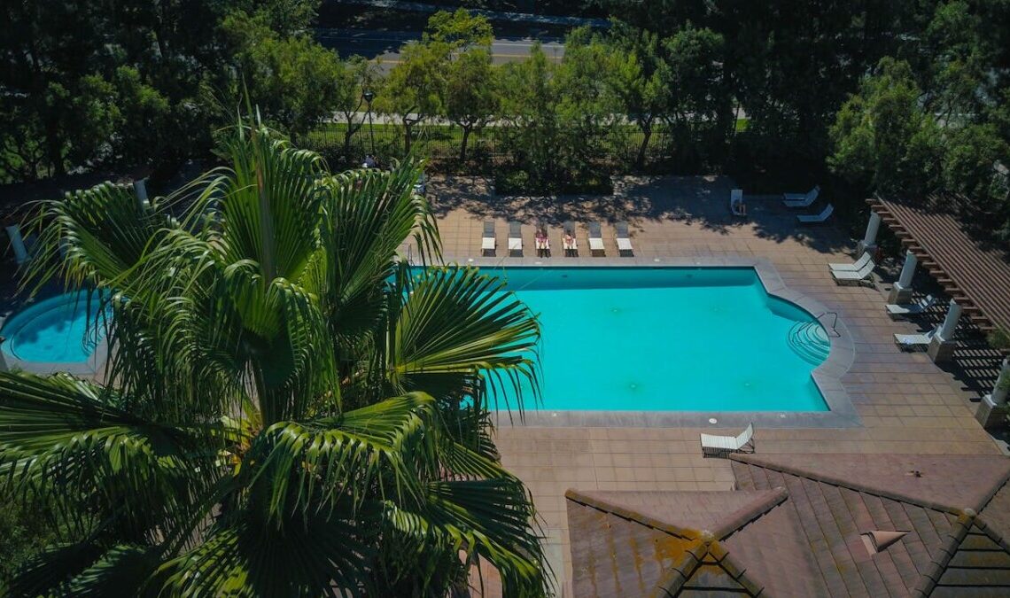 Villa di Brad Pitt svaligiata: le riprese aeree rivelano la scena del crimine