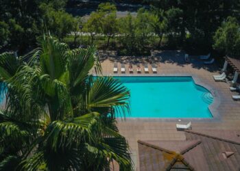 Villa di Brad Pitt svaligiata: le riprese aeree rivelano la scena del crimine