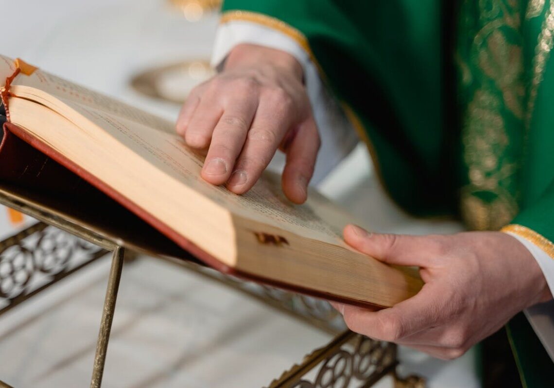 Massacro in chiesa: si fa esplodere durante la messa, decine di fedeli uccisi