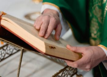 Massacro in chiesa: si fa esplodere durante la messa, decine di fedeli uccisi