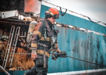 Al largo dell’Alaska, in fiamme nave cargo con 3mila auto a bordo: evacuato l’equipaggio