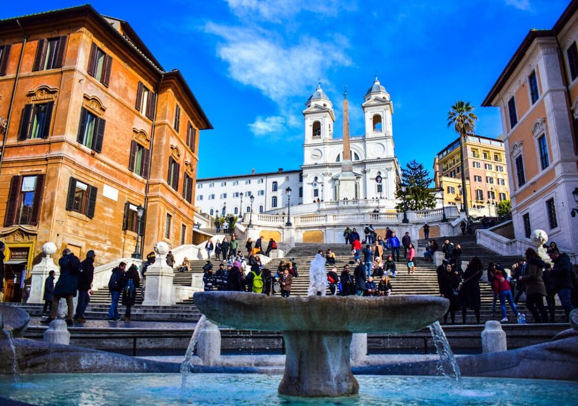 Roma, auto sulla scalinata di Trinità dei Monti: 81enne soccorso all’alba