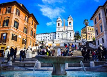 Roma, auto sulla scalinata di Trinità dei Monti: 81enne soccorso all’alba