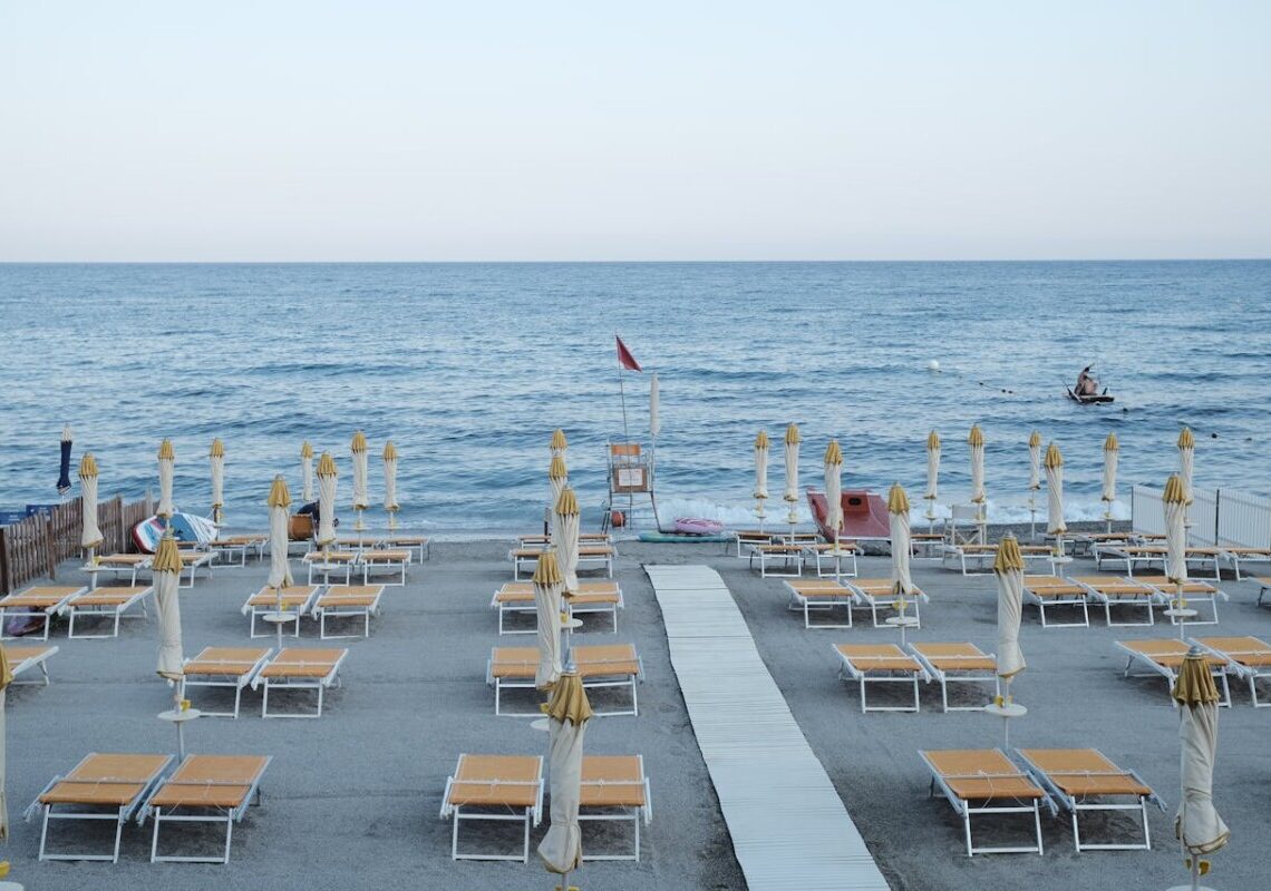 Spiagge italiane invase da misteriosi oggetti neri: sono ovunque, ma nessuno sa da dove arrivano