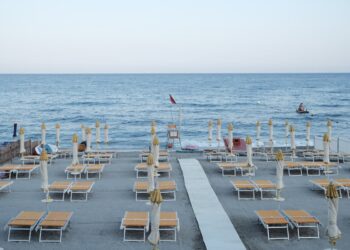 Spiagge italiane invase da misteriosi oggetti neri: sono ovunque, ma nessuno sa da dove arrivano