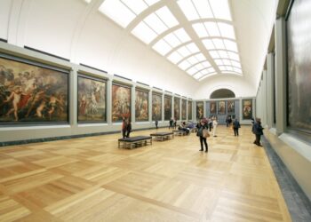 Firenze, turista inciampa e rovina un’opera d’arte: selfie fatale agli Uffizi