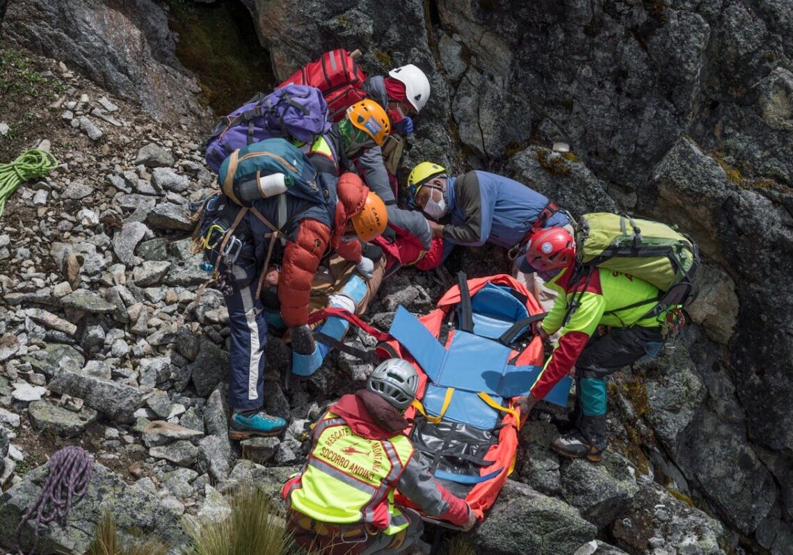 Tragedia Air India, emergono due sopravvissuti: il passeggero 11A racconta l’incubo tra i cadaveri