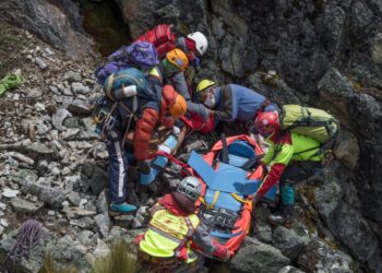 Tragedia Air India, emergono due sopravvissuti: il passeggero 11A racconta l’incubo tra i cadaveri