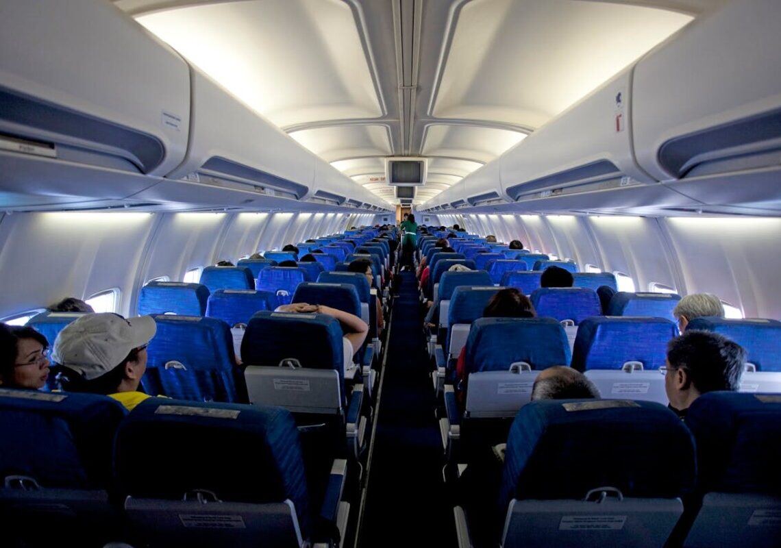 Se fai questo gesto in volo, Ryanair ti multa di 500 euro