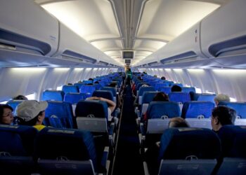 Se fai questo gesto in volo, Ryanair ti multa di 500 euro