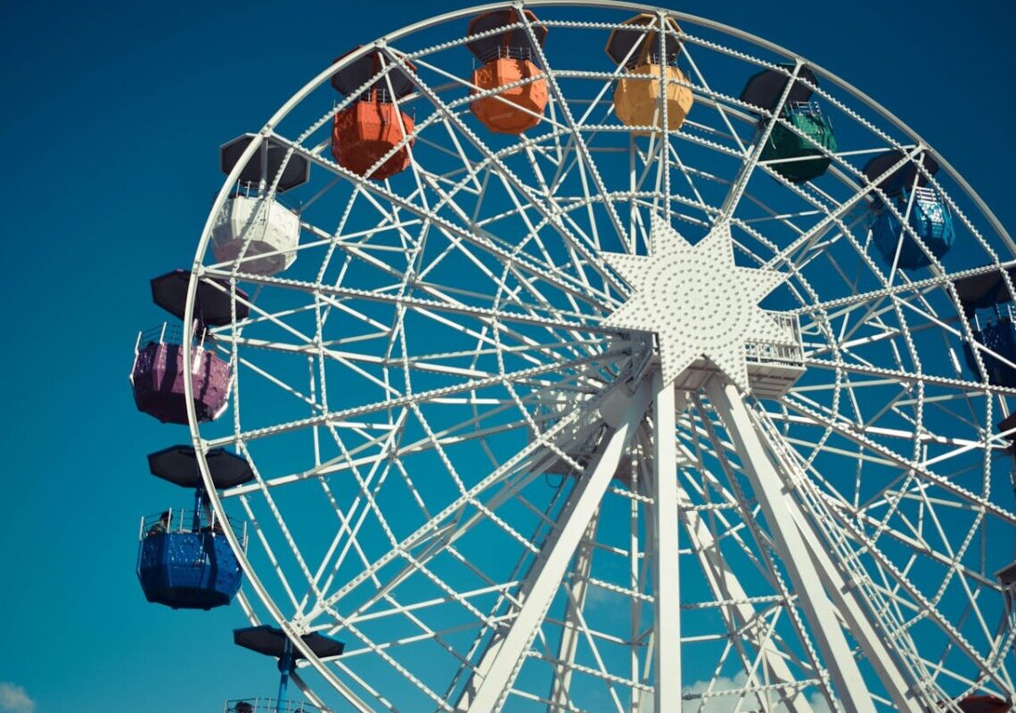 Crolla all’improvviso la ruota panoramica: attimi di puro terrore sul lungolago