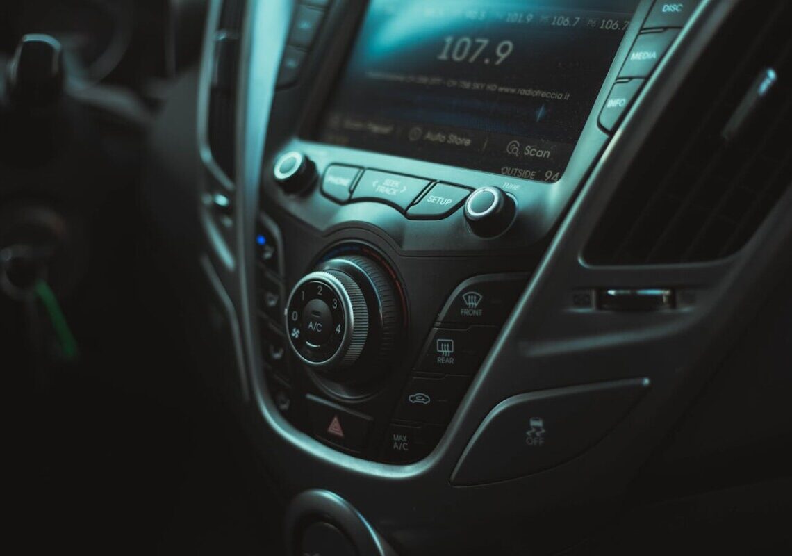 La radio sparisce dalle auto: ecco cosa rischiano 26 milioni di italiani