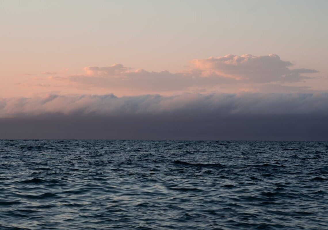 Rara roll cloud avvistata in Portogallo: cos’ è lo spettacolare fenomeno che ha spaventato i bagnanti