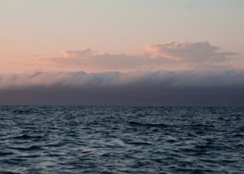 Rara roll cloud avvistata in Portogallo: cos’ è lo spettacolare fenomeno che ha spaventato i bagnanti