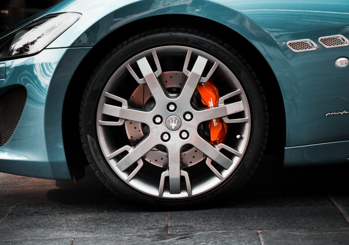 Così ti distraggono per rubarti tutto: la truffa della gomma a terra torna a colpire