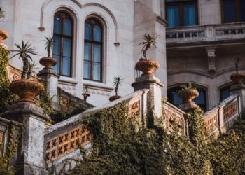 Spari e ladri nella villa romana del famoso stilista: notte di terrore per Valentino