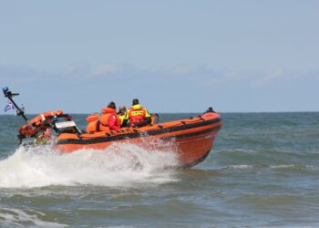 Tragedia in mare: affonda traghetto con 65 persone a bordo, 4 vittime e più di 30 dispersi