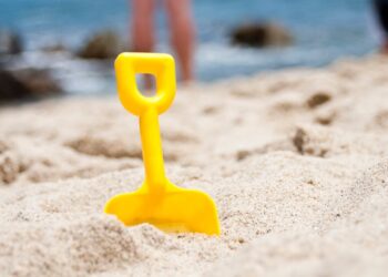 Scava una buca in spiaggia con i fratellini: 17enne muore inghiottito dalla sabbia, tragedia a Montalto