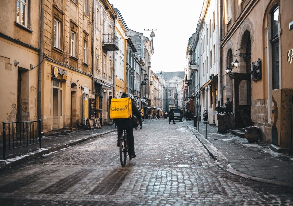 “Bonus caldo” ai rider Glovo: scoppia la polemica sindacale