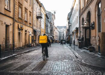 “Bonus caldo” ai rider Glovo: scoppia la polemica sindacale