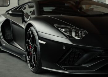 Lamborghini nel posto disabili, pioggia di insulti sui social: ma la verità spiazza tutti
