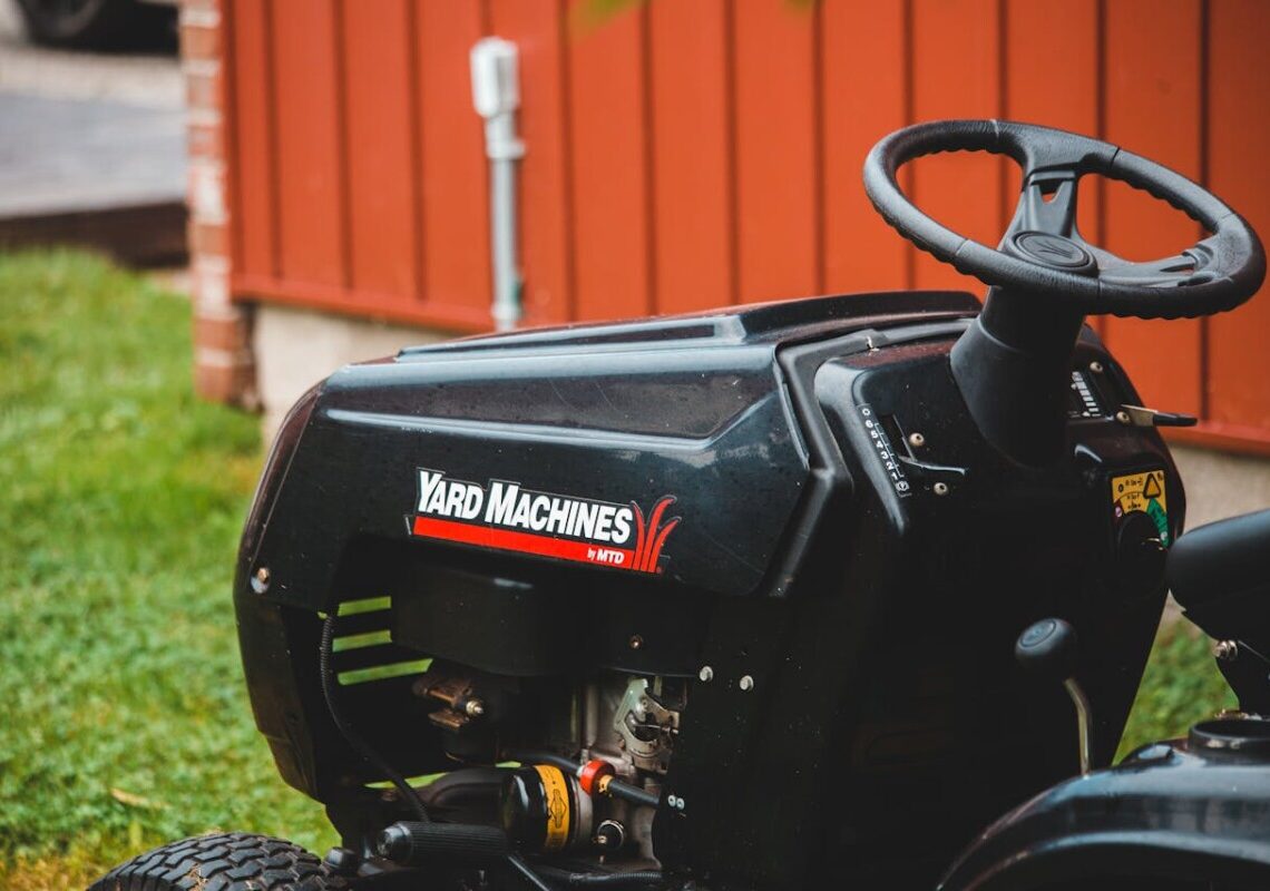 Ubriaco sul tosaerba in autostrada: automobilisti sotto shock, arrestato 38enne in Florida