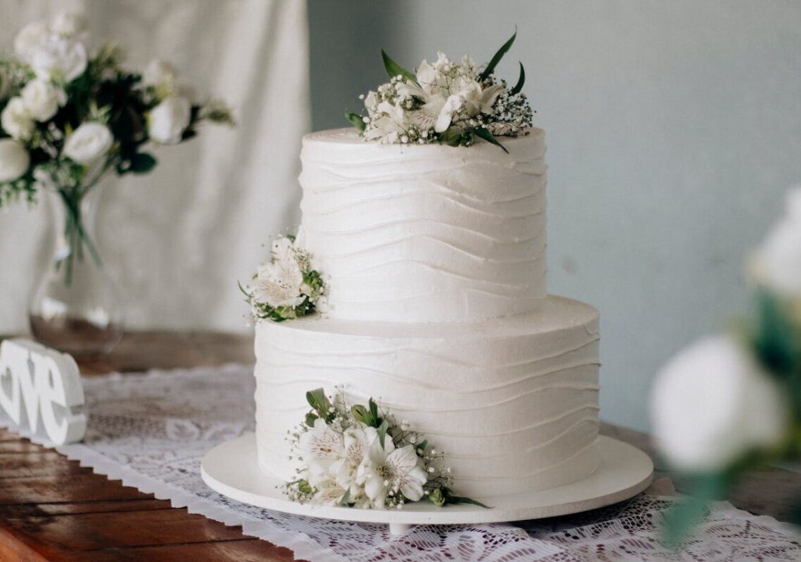Una fetta di torta della regina Elisabetta venduta all’asta dopo 80 anni: la cifra folle e la promessa del nuovo proprietario