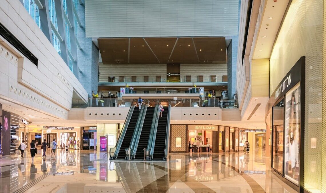 Incendio devasta un centro commerciale: decine tra morti e feriti